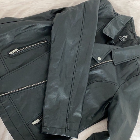 Leather jacket - Picture 2 of 4